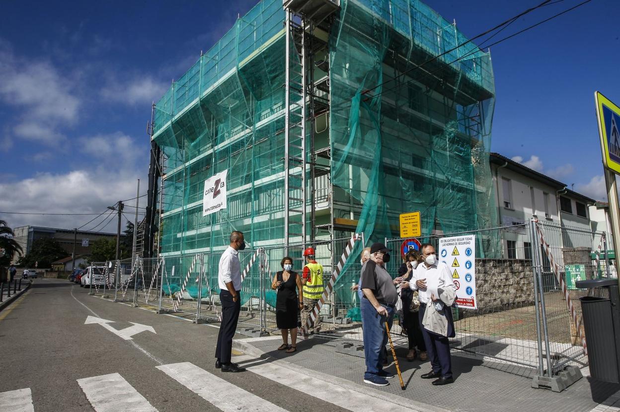 El alcalde y el concejal de Obras charlan con representantes vecinales y del colegio Pancho Cossío.