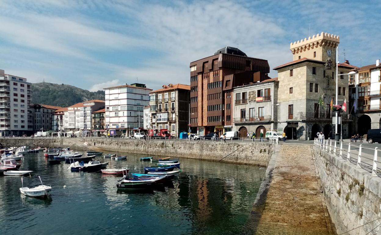 Entorno portuario en el que se ubica el Consistorio castreño. 