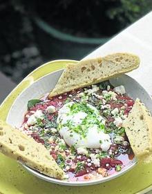 Imagen secundaria 2 - A la derecha, champiñones empanados y acompañados de veganesa y verduritas asadas con hummus casero. A la izquierda, pisto israelí con huevo escalfado, queso feta, espinacas y focaccia casera.