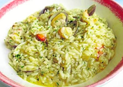 Imagen secundaria 1 - A la derecha, arroz marinero. A la izquierda, pimientos rellenos de bonito con patatas. 