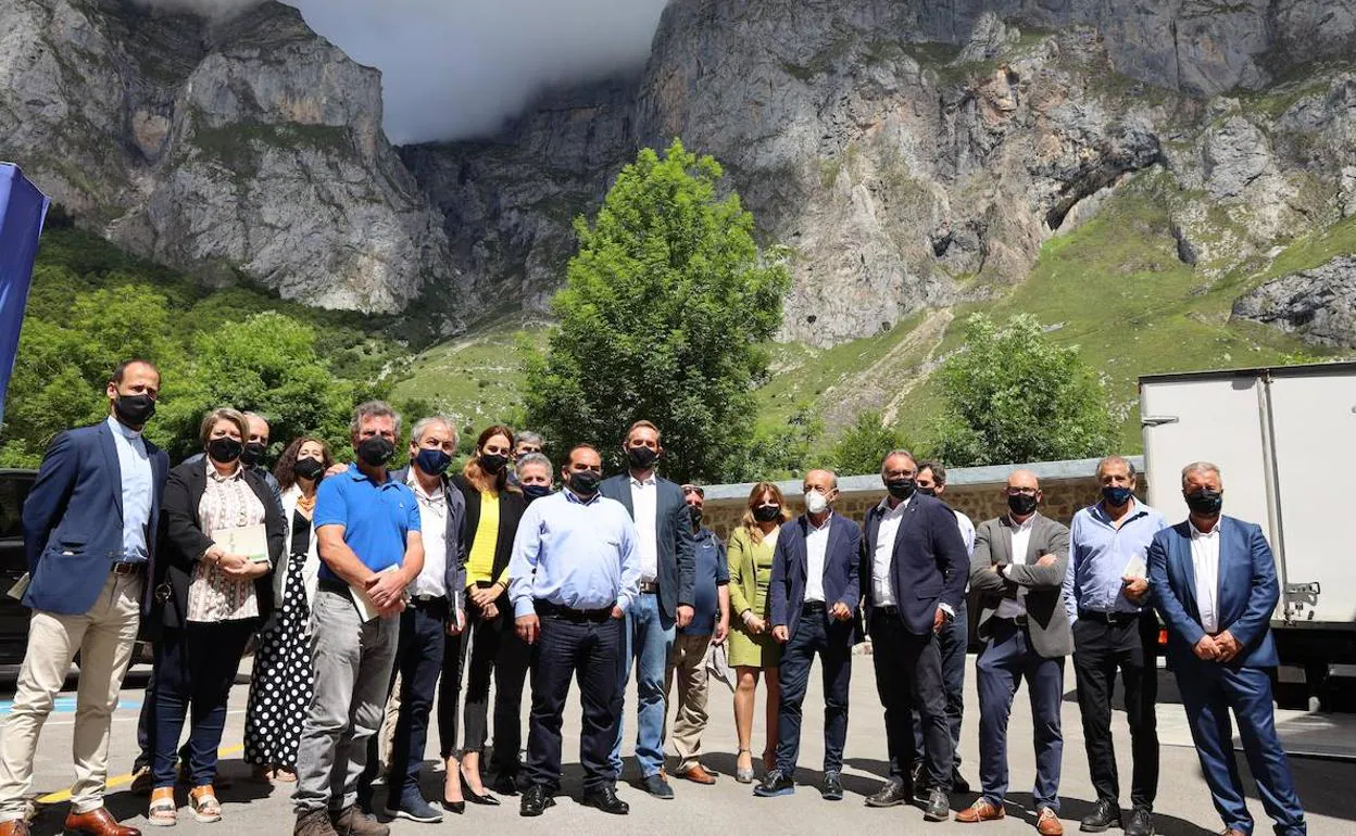 Participantes en las presetación del Plan de Sostenibilidad Turística de Liébana en el exterior del Parador de Fuente Dé.