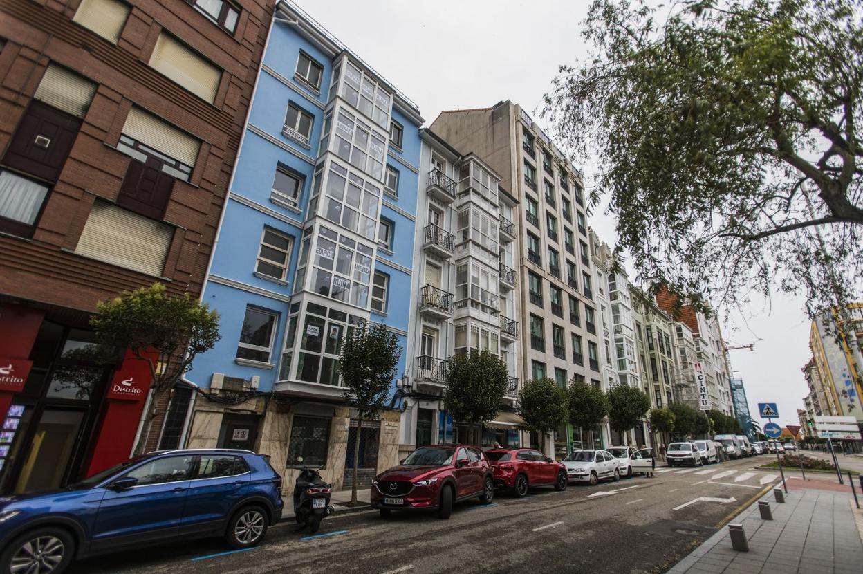 El edificio objeto de disputa entre vecinos es el número 17 de Reina Victoria, con la fachada pintada de un llamativo color azul.