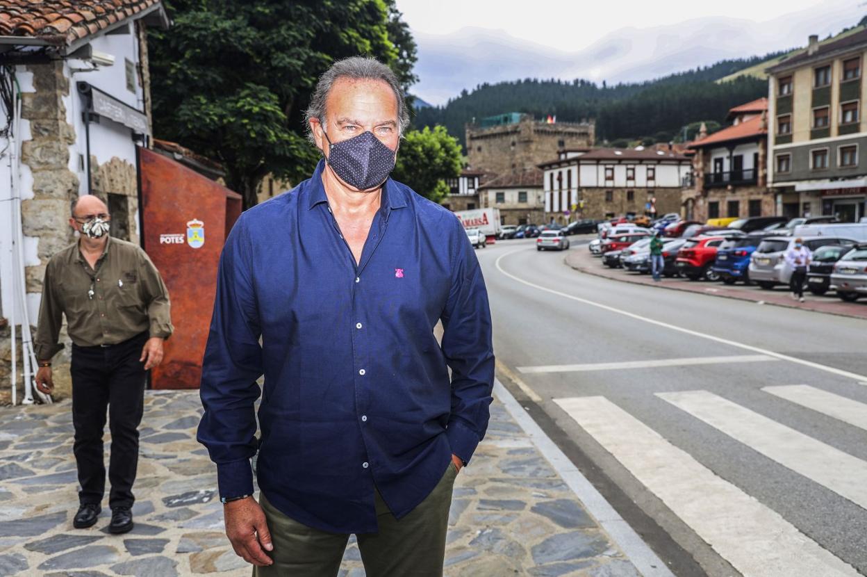 Bertín Osborne, durante su reciente visita a Potes, a la Feria de Caza, Pesca y Productos Agroalimentarios de la comarca de Liébana. 