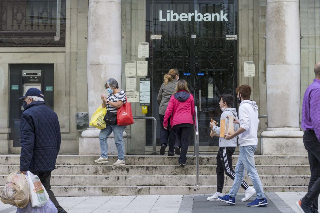 Sede de Liberbank detrás de la Plaza Porticada, en Santander. ROBERTO RUIZ