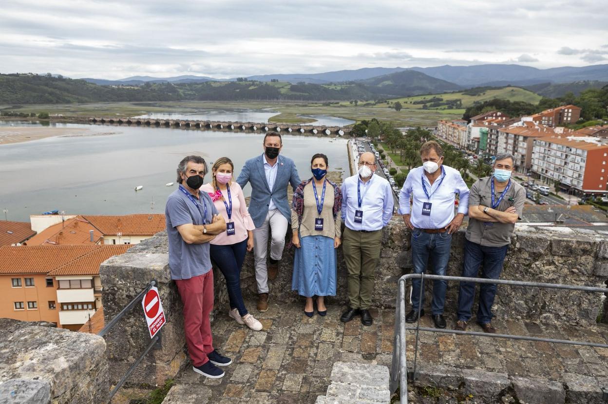 De izquierda a derecha, Guillermo Palomero, Marta García, Guillermo Blanco, África Álvarez, Dionisio Luguera, Lorenzo González y Jesús García, ayer, en el Castillo del Rey de San Vicente. 