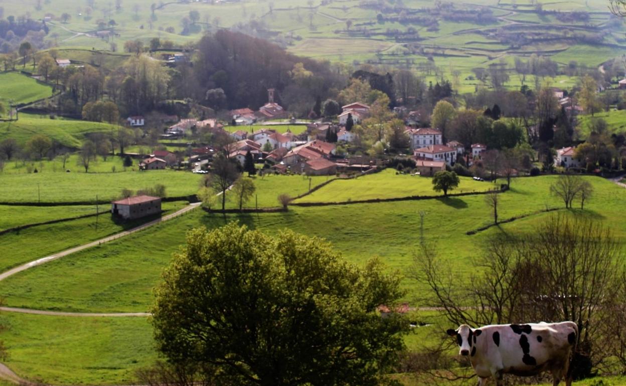 Esles de Cayón al fondo, instantánea tomada desde su famoso Hayal. 