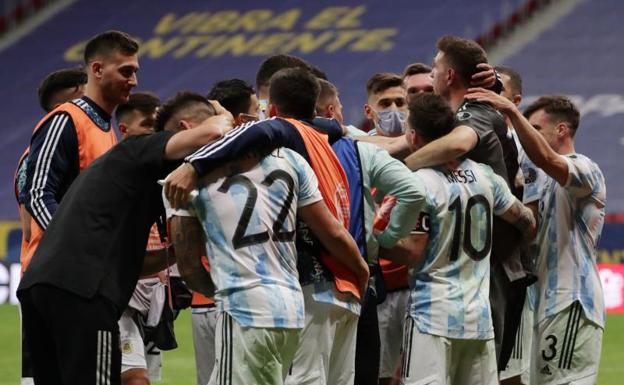 Los futbolistas argentinos celebran el pase a la final. 