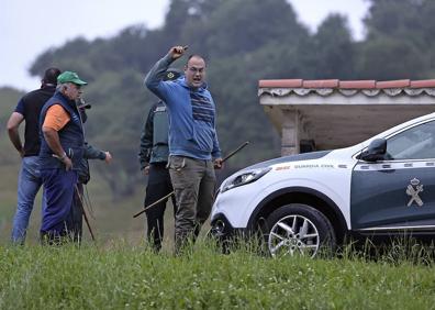 Imagen secundaria 1 - El portavoz del PP en Val de San Vicente arremete con un dúmper contra dos coches de la Guardia Civil