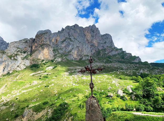 Recorremos el Cares pero de una forma diferente y no tan popular como la famosa senda del mismo nombre. Esta vez a través de un bonito tramo el que disfrutaréis de algunas de las mejores vistas de los Picos de Europa