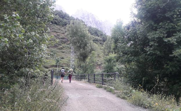 Recorremos el Cares pero de una forma diferente y no tan popular como la famosa senda del mismo nombre. Esta vez a través de un bonito tramo el que disfrutaréis de algunas de las mejores vistas de los Picos de Europa