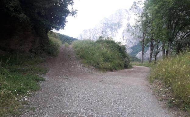 Recorremos el Cares pero de una forma diferente y no tan popular como la famosa senda del mismo nombre. Esta vez a través de un bonito tramo el que disfrutaréis de algunas de las mejores vistas de los Picos de Europa