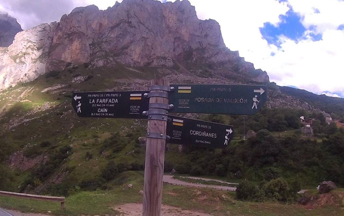 Recorremos el Cares pero de una forma diferente y no tan popular como la famosa senda del mismo nombre. Esta vez a través de un bonito tramo el que disfrutaréis de algunas de las mejores vistas de los Picos de Europa