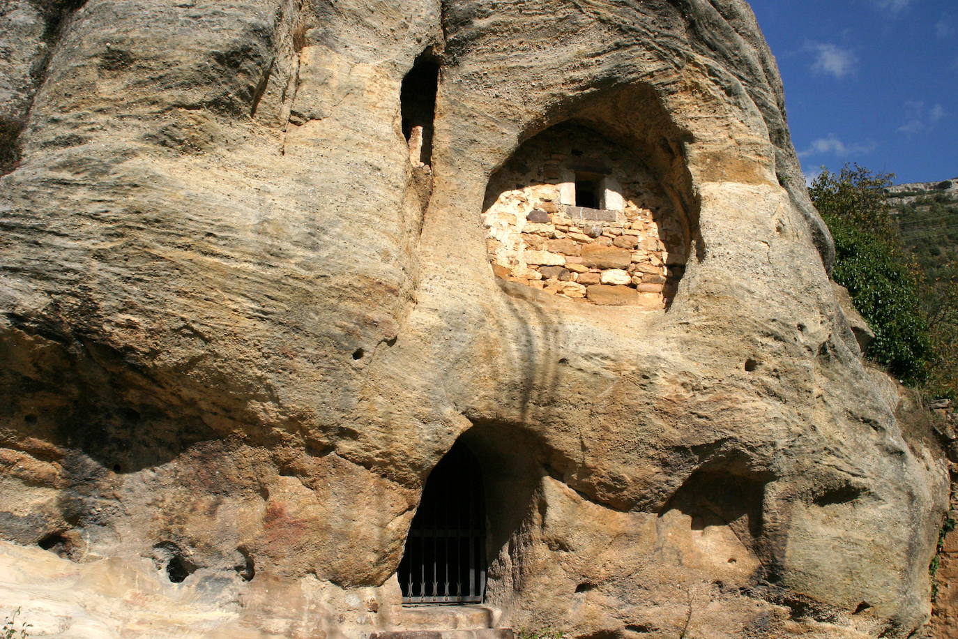 Vista de la ermita rupestre de Arroyuelos (Valderredible)