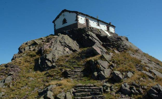 Subir a lo alto del monte tiene la gran recompensa de apreciar las vistas desde lo alto. En muchas de estas montañas, también se construyeron templos en los que rezar a Dios desde más cerca. Te presentamos una pequeña selección de los que puedes visitar sin irte muy lejos