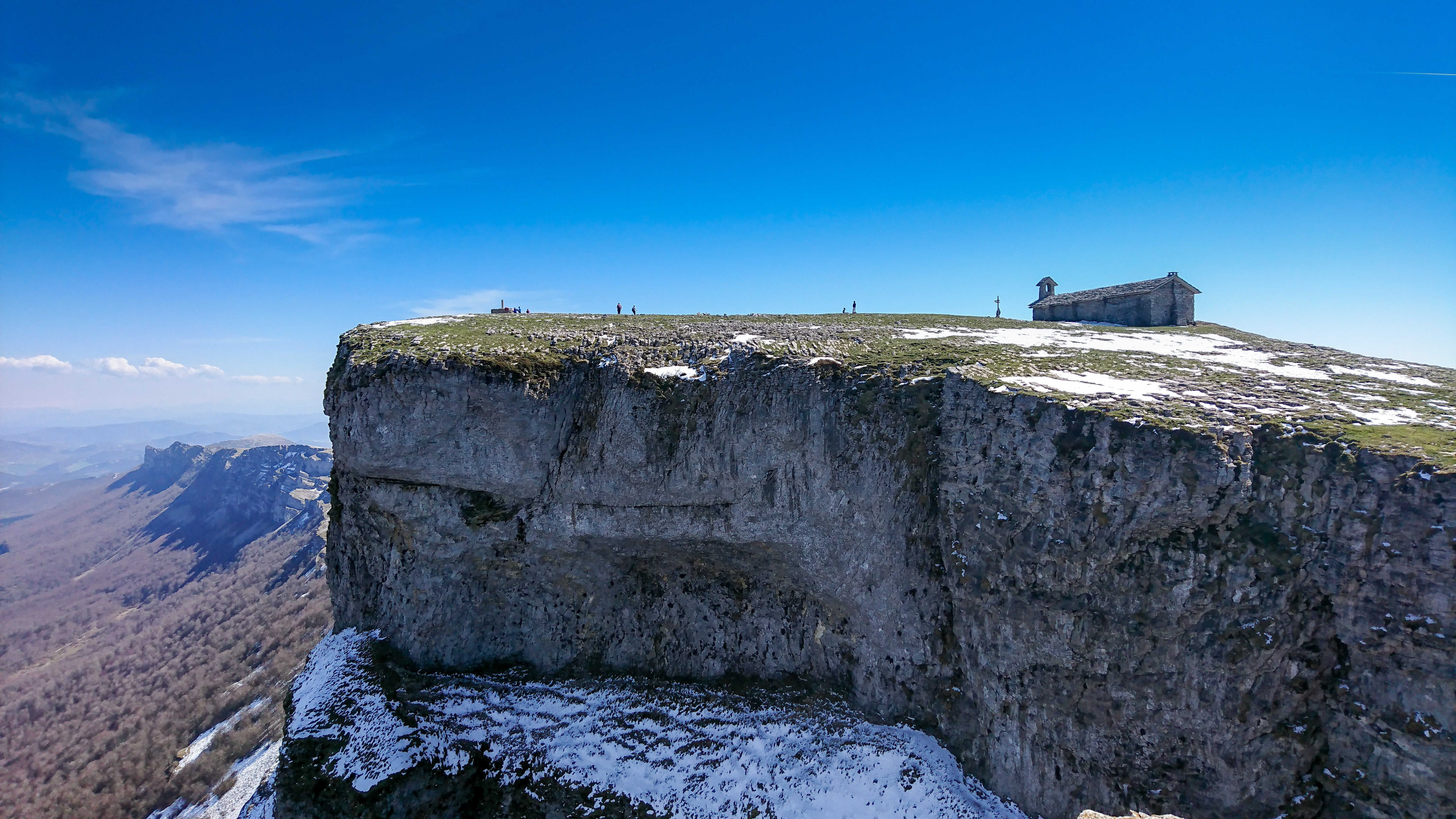 Ermita de San Donato, en Beriain, Navarra. Construida casi al borde del precipicio.