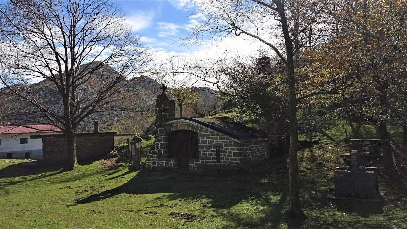 Ermita de San Ignacio de Belatxikieta, en Vizcaya. Situada en el monte Belatxikita, en la cordillera Aramot, fue construida en el año 1949.