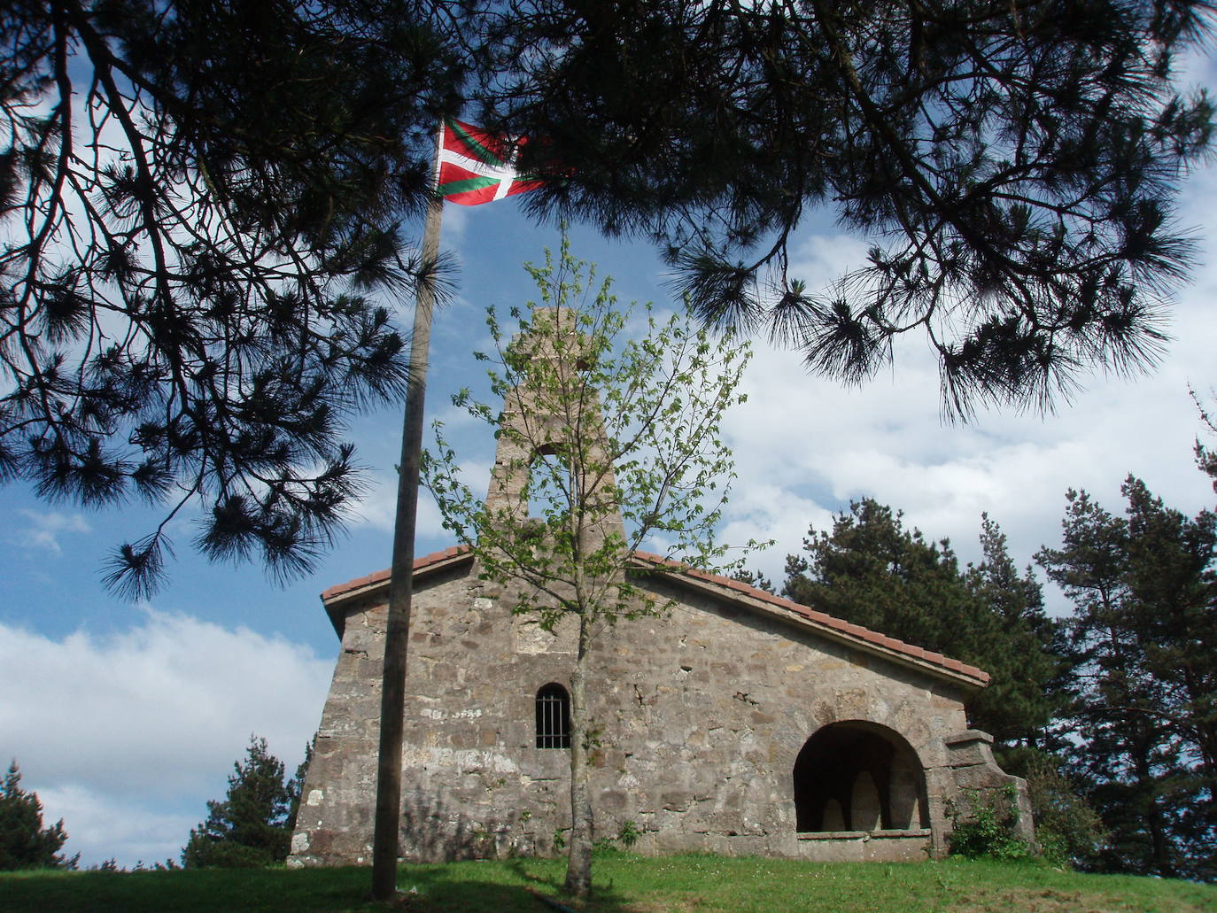 Ermita de Santakrurtz de Bizkargi, en Vizcaya. Está en el monte Bizkargi de Amorebieta y ha sido escenario de numerosos actos de tipo festivo, religioso o revindicativos a lo largo de la historia