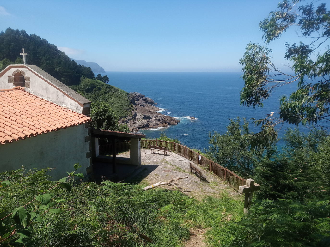 Ermita Talako Ama, en Ea, con unas espectaculares vistas al mar.