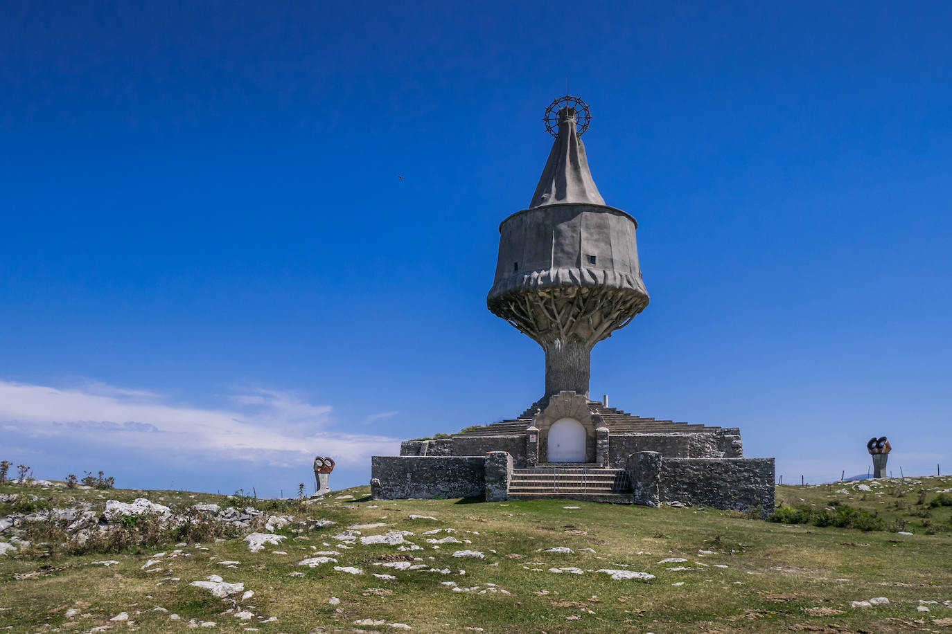 Monumento Virgen de la Antigua, en Orduña. No es la típica ermita, pero merece una visita. Está en el límite entre Vizcaya, Álava y Burgos.