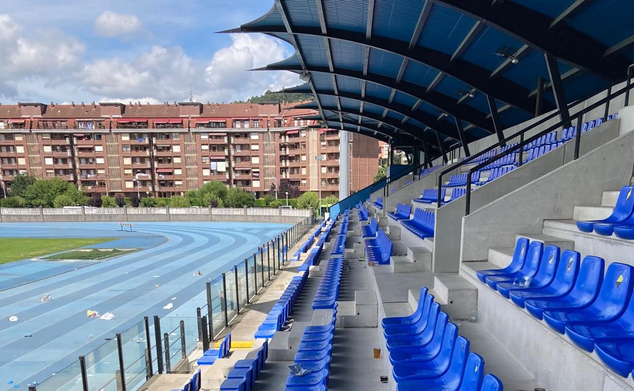 Vasos y residuos en las gradas y la pista del Estadio Riomar el pasado fin de semana.