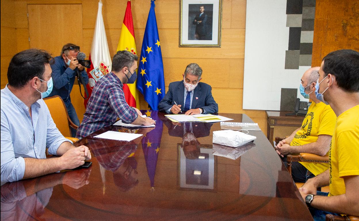 Revilla pide renovar la maquinaria del tren Santander-Bilbao: «Es tercermundista»