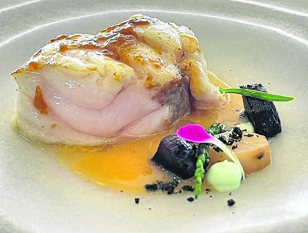 Pescado. Rape emparrillado con una salsa asiática, una tierra de aceituna negra, salicornia, salsifi y zanahoria morada.