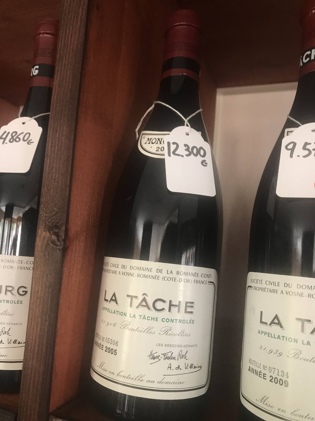 Con cerca de ochocientas referencias de medio mundo, incluidos 82 champagnes, cuenta con un La Tâche como vino top, del año 2005, con un precio de 12.300 euros