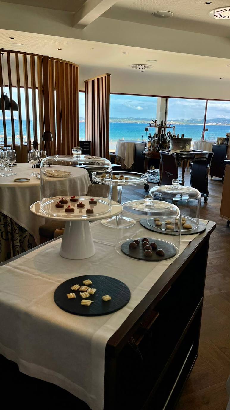 El pasado martes abrió El Serbal en su nueva ubicación de El Sardinero, donde unas vistas espectaculares resultan el marco adecuado para disfrutar con una cocina actual