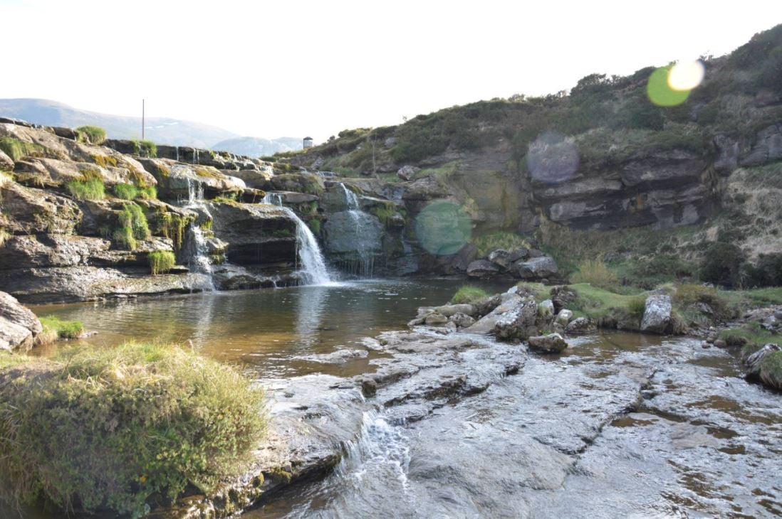 En el entorno se puede ver el nacimiento de varios ríos y algún salto de agua, como la cascada del Guarguero. 