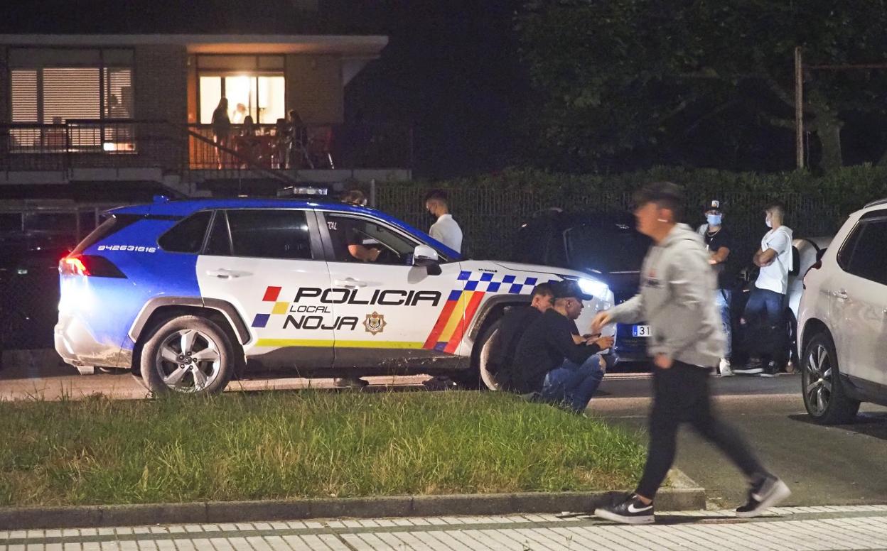 Una patrulla de la Policía Local de Noja, durante el dispositivo del pasado sábado, en el que pusieron un centenar de multas por botellón. sane