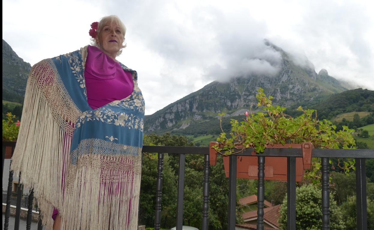 Estrella Durana Larrea posa con uno de sus mantones en su casa, con el pico de San Vicente de fondo. 