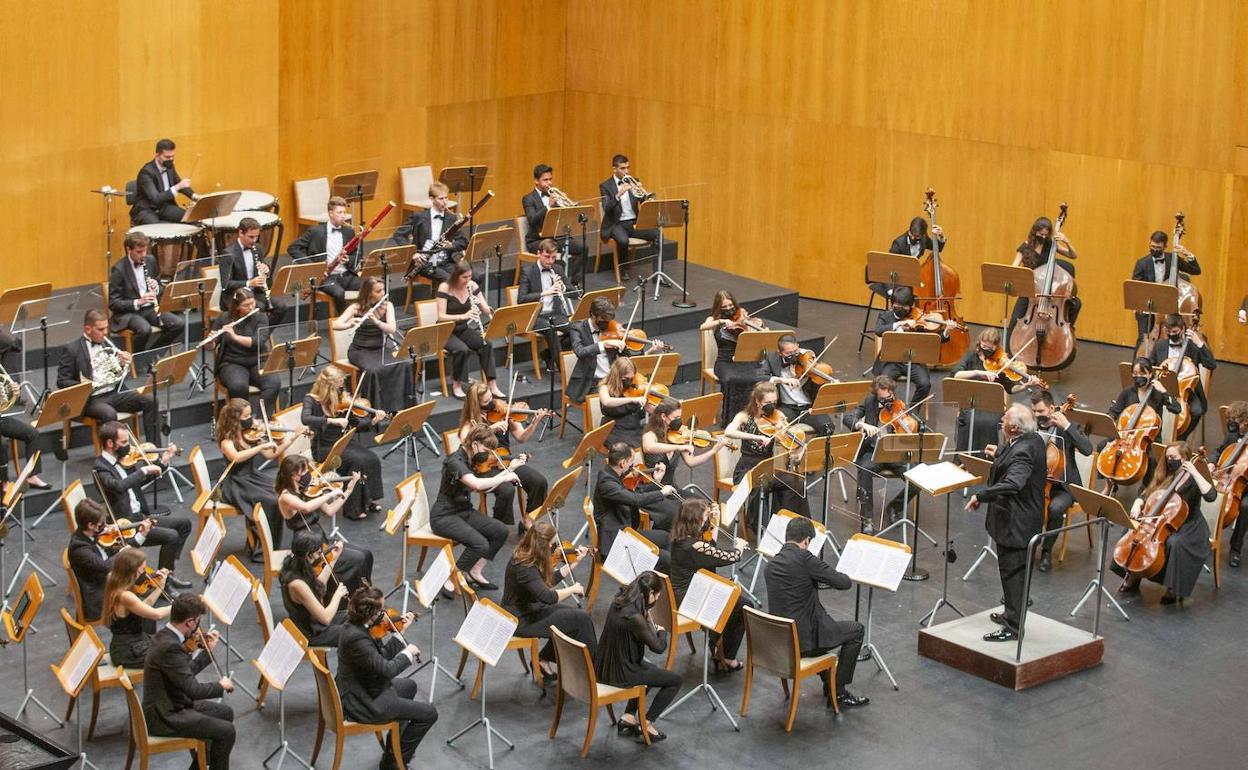 La Orquesta Freixenet regresó ayer al Palacio de Festivales para interpretar el concierto inaugural del Encuentro de Música y Academia. Con un programa dedicado exclusivamente al '250+1' aniversario de Beethoven los músicos interpretaron la Obertura 'Egmont', 'Romanza para violín y orquesta núm. 2 en fa mayor' y la 'Sinfonía núm. 3', también conocida como 'Heroica'. 