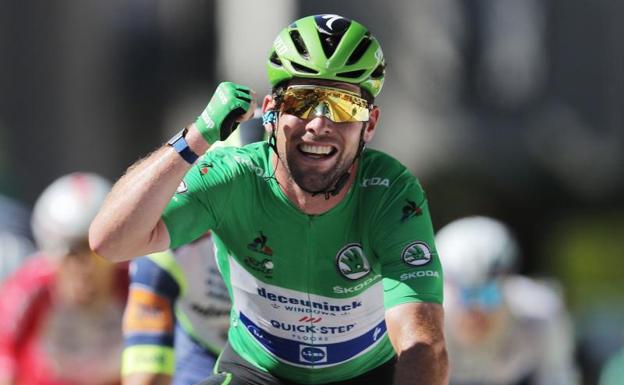 Mark Cavendish celebra su histórico triunfo de etapa en Carcasona. 