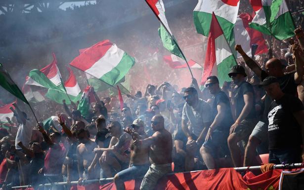 Aficionados húngaros en el Puskas Arena de Budapest durante el partido que midió a su selección con Francia. 