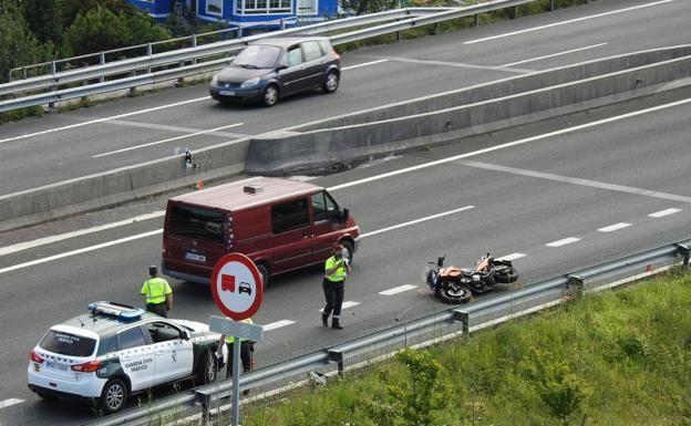 Muere un motorista vasco de 49 años en un accidente en la A-8, en Castro Urdiales