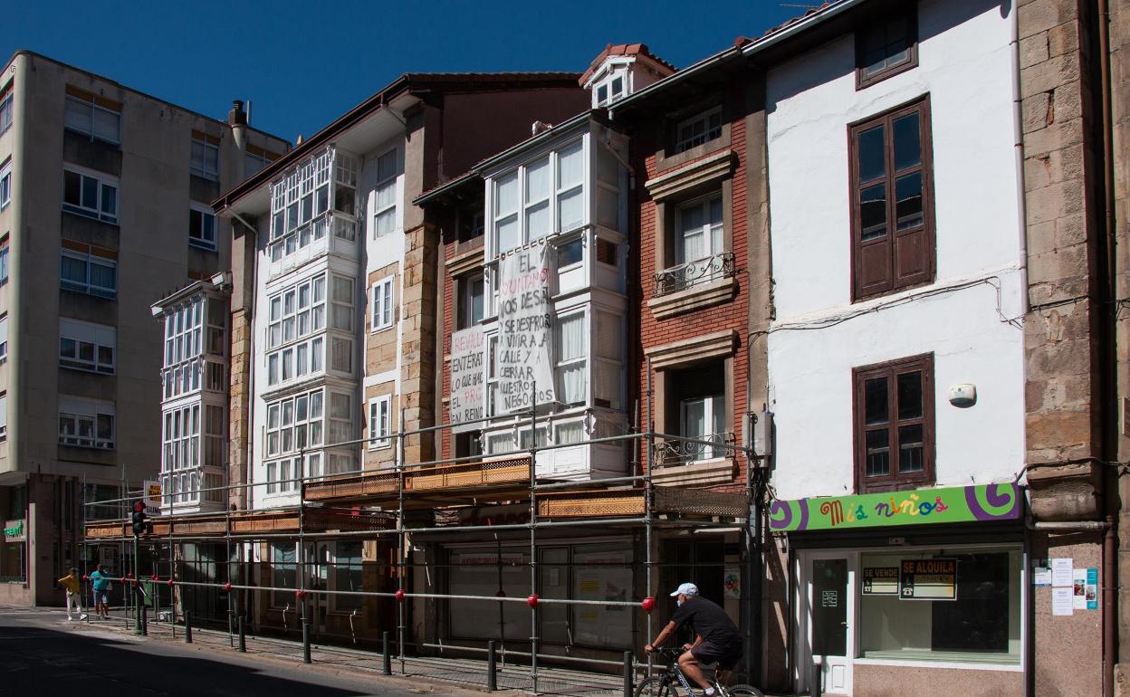 Una de las actuaciones del equipo de gobierno, prevista en la Avenida Puente de Carlos III, se desarrollará en zonas con viviendas dañadas o con orden de derribo y en juicio 