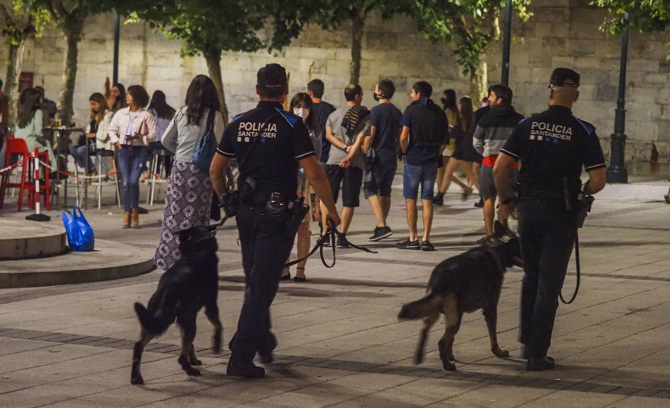 La presencia de los cuerpos y fuerzas de seguridad se dejó sentir este fin de semana en la capital cántabra. En Santander se realizó la madrugada del domingo un control especial de aforos, que a falta de que se recopile toda la información –el balance oficial se divulgará esta mañana–, se habría saldado, al menos, con seis denuncias. Los agentes desplegados, que completaron a los del turno de guardia, vigilaron las principales zonas del ocio nocturno de la ciudad multando a quienes no respetaron los aforos en el interior de los locales, por bailar en los mismos o por consumir en barra, cuestiones restringidas por las medidas anticovid. También se habría sancionado a quienes consumían de pie en los exteriores de los locales.