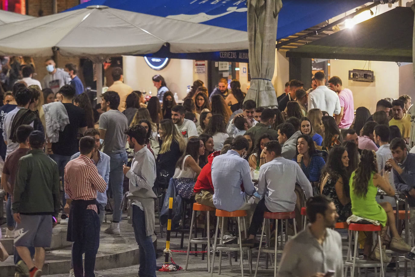 La presencia de los cuerpos y fuerzas de seguridad se dejó sentir este fin de semana en la capital cántabra. En Santander se realizó la madrugada del domingo un control especial de aforos, que a falta de que se recopile toda la información –el balance oficial se divulgará esta mañana–, se habría saldado, al menos, con seis denuncias. Los agentes desplegados, que completaron a los del turno de guardia, vigilaron las principales zonas del ocio nocturno de la ciudad multando a quienes no respetaron los aforos en el interior de los locales, por bailar en los mismos o por consumir en barra, cuestiones restringidas por las medidas anticovid. También se habría sancionado a quienes consumían de pie en los exteriores de los locales.