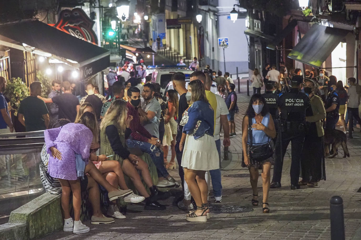 La presencia de los cuerpos y fuerzas de seguridad se dejó sentir este fin de semana en la capital cántabra. En Santander se realizó la madrugada del domingo un control especial de aforos, que a falta de que se recopile toda la información –el balance oficial se divulgará esta mañana–, se habría saldado, al menos, con seis denuncias. Los agentes desplegados, que completaron a los del turno de guardia, vigilaron las principales zonas del ocio nocturno de la ciudad multando a quienes no respetaron los aforos en el interior de los locales, por bailar en los mismos o por consumir en barra, cuestiones restringidas por las medidas anticovid. También se habría sancionado a quienes consumían de pie en los exteriores de los locales.