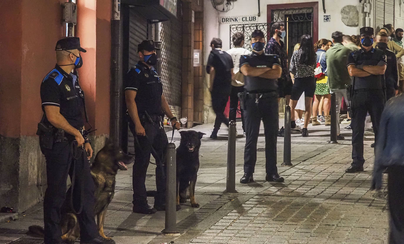 La presencia de los cuerpos y fuerzas de seguridad se dejó sentir este fin de semana en la capital cántabra. En Santander se realizó la madrugada del domingo un control especial de aforos, que a falta de que se recopile toda la información –el balance oficial se divulgará esta mañana–, se habría saldado, al menos, con seis denuncias. Los agentes desplegados, que completaron a los del turno de guardia, vigilaron las principales zonas del ocio nocturno de la ciudad multando a quienes no respetaron los aforos en el interior de los locales, por bailar en los mismos o por consumir en barra, cuestiones restringidas por las medidas anticovid. También se habría sancionado a quienes consumían de pie en los exteriores de los locales.