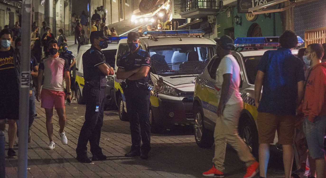 La presencia de los cuerpos y fuerzas de seguridad se dejó sentir este fin de semana en la capital cántabra. En Santander se realizó la madrugada del domingo un control especial de aforos, que a falta de que se recopile toda la información –el balance oficial se divulgará esta mañana–, se habría saldado, al menos, con seis denuncias. Los agentes desplegados, que completaron a los del turno de guardia, vigilaron las principales zonas del ocio nocturno de la ciudad multando a quienes no respetaron los aforos en el interior de los locales, por bailar en los mismos o por consumir en barra, cuestiones restringidas por las medidas anticovid. También se habría sancionado a quienes consumían de pie en los exteriores de los locales.