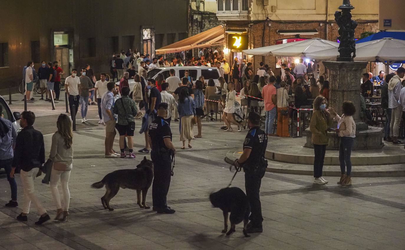 La presencia de los cuerpos y fuerzas de seguridad se dejó sentir este fin de semana en la capital cántabra. En Santander se realizó la madrugada del domingo un control especial de aforos, que a falta de que se recopile toda la información –el balance oficial se divulgará esta mañana–, se habría saldado, al menos, con seis denuncias. Los agentes desplegados, que completaron a los del turno de guardia, vigilaron las principales zonas del ocio nocturno de la ciudad multando a quienes no respetaron los aforos en el interior de los locales, por bailar en los mismos o por consumir en barra, cuestiones restringidas por las medidas anticovid. También se habría sancionado a quienes consumían de pie en los exteriores de los locales.