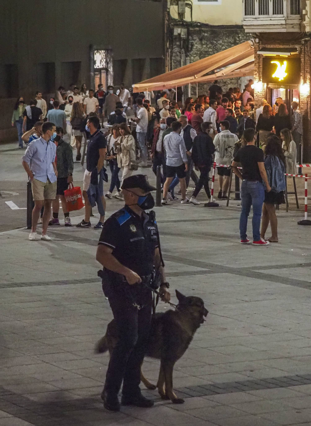 La presencia de los cuerpos y fuerzas de seguridad se dejó sentir este fin de semana en la capital cántabra. En Santander se realizó la madrugada del domingo un control especial de aforos, que a falta de que se recopile toda la información –el balance oficial se divulgará esta mañana–, se habría saldado, al menos, con seis denuncias. Los agentes desplegados, que completaron a los del turno de guardia, vigilaron las principales zonas del ocio nocturno de la ciudad multando a quienes no respetaron los aforos en el interior de los locales, por bailar en los mismos o por consumir en barra, cuestiones restringidas por las medidas anticovid. También se habría sancionado a quienes consumían de pie en los exteriores de los locales.