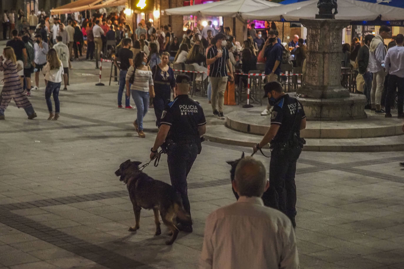 La presencia de los cuerpos y fuerzas de seguridad se dejó sentir este fin de semana en la capital cántabra. En Santander se realizó la madrugada del domingo un control especial de aforos, que a falta de que se recopile toda la información –el balance oficial se divulgará esta mañana–, se habría saldado, al menos, con seis denuncias. Los agentes desplegados, que completaron a los del turno de guardia, vigilaron las principales zonas del ocio nocturno de la ciudad multando a quienes no respetaron los aforos en el interior de los locales, por bailar en los mismos o por consumir en barra, cuestiones restringidas por las medidas anticovid. También se habría sancionado a quienes consumían de pie en los exteriores de los locales.