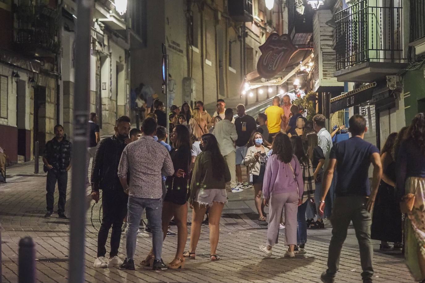 La presencia de los cuerpos y fuerzas de seguridad se dejó sentir este fin de semana en la capital cántabra. En Santander se realizó la madrugada del domingo un control especial de aforos, que a falta de que se recopile toda la información –el balance oficial se divulgará esta mañana–, se habría saldado, al menos, con seis denuncias. Los agentes desplegados, que completaron a los del turno de guardia, vigilaron las principales zonas del ocio nocturno de la ciudad multando a quienes no respetaron los aforos en el interior de los locales, por bailar en los mismos o por consumir en barra, cuestiones restringidas por las medidas anticovid. También se habría sancionado a quienes consumían de pie en los exteriores de los locales.