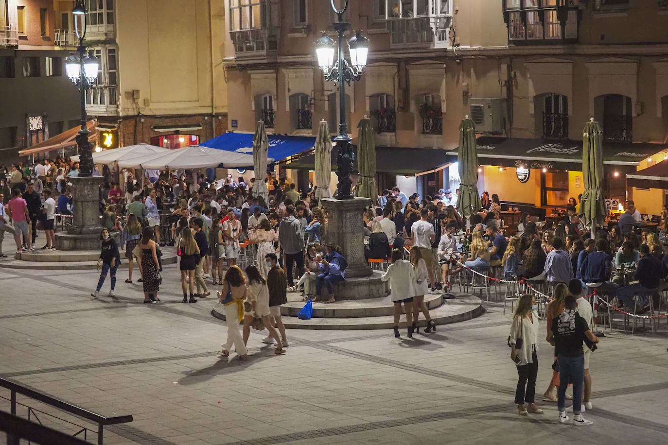 La presencia de los cuerpos y fuerzas de seguridad se dejó sentir este fin de semana en la capital cántabra. En Santander se realizó la madrugada del domingo un control especial de aforos, que a falta de que se recopile toda la información –el balance oficial se divulgará esta mañana–, se habría saldado, al menos, con seis denuncias. Los agentes desplegados, que completaron a los del turno de guardia, vigilaron las principales zonas del ocio nocturno de la ciudad multando a quienes no respetaron los aforos en el interior de los locales, por bailar en los mismos o por consumir en barra, cuestiones restringidas por las medidas anticovid. También se habría sancionado a quienes consumían de pie en los exteriores de los locales.