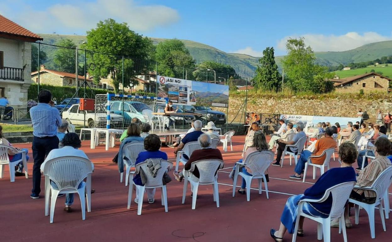 Asamblea informativa celebrada ayer en Esles de Cayón. 