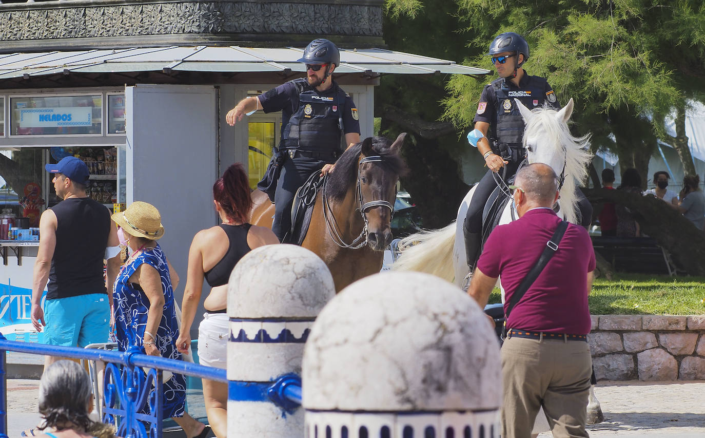 El buen tiempo ha animado a turistas y vecinos a acercarse a los arenales, a pesar de tener que esperar «una hora» para poder desplegar la toalla en la Segunda 