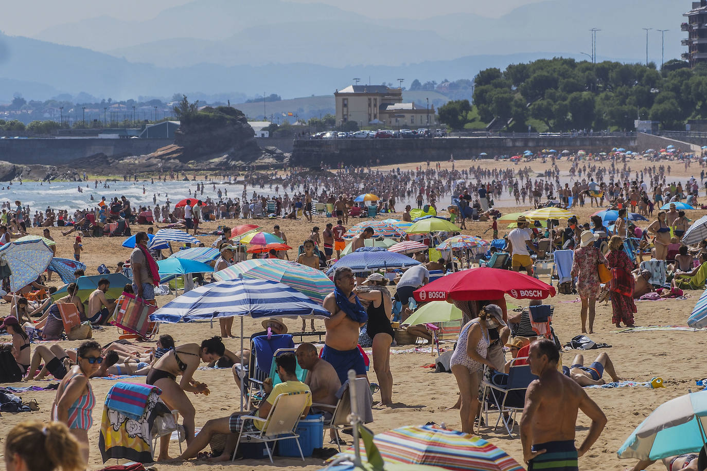 El buen tiempo ha animado a turistas y vecinos a acercarse a los arenales, a pesar de tener que esperar «una hora» para poder desplegar la toalla en la Segunda 