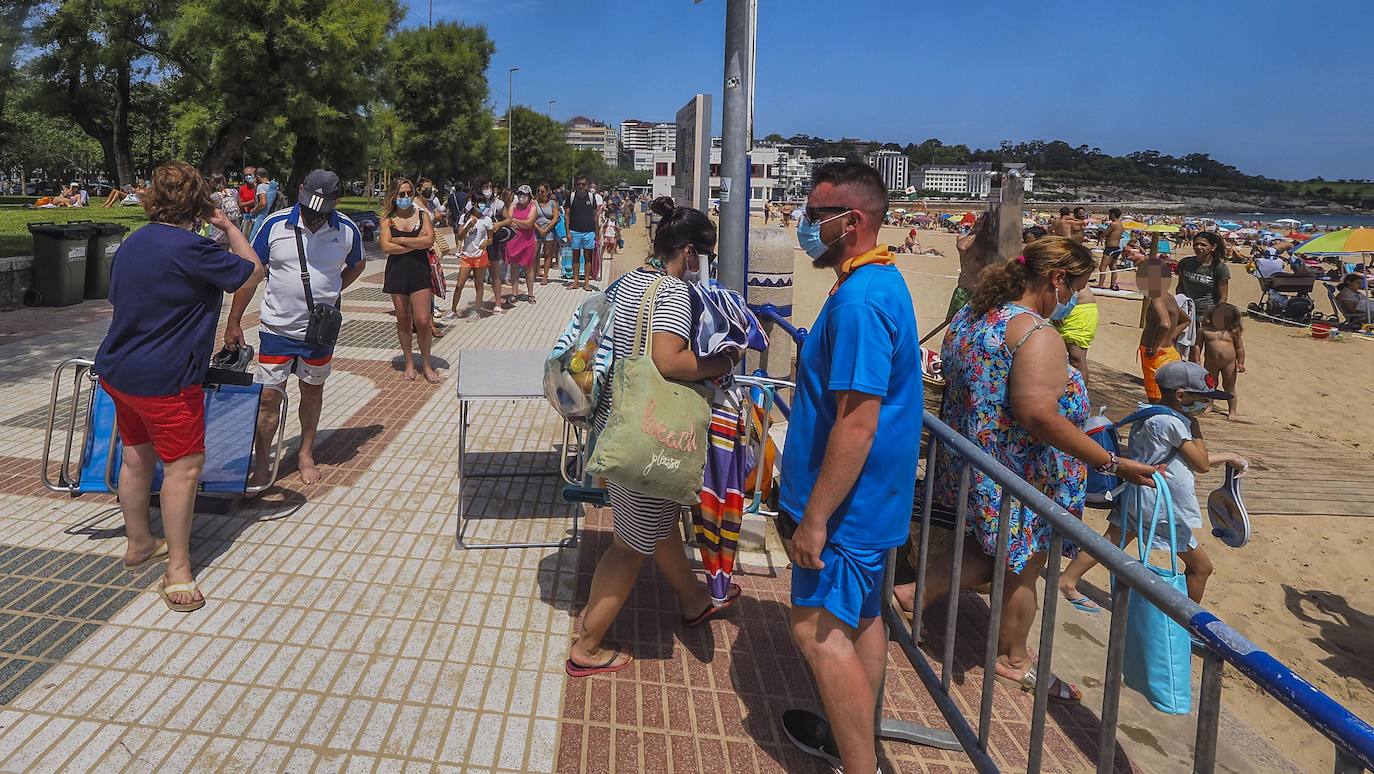 El buen tiempo ha animado a turistas y vecinos a acercarse a los arenales, a pesar de tener que esperar «una hora» para poder desplegar la toalla en la Segunda 